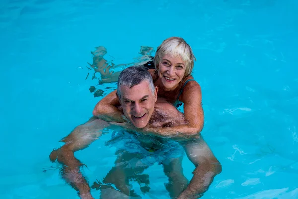 Couple sénior jouissant en piscine — Photo