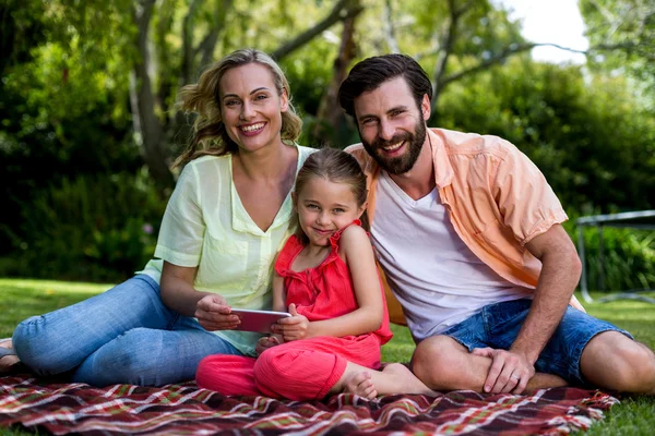 Familia con teléfono móvil sentado en el patio — Foto de Stock