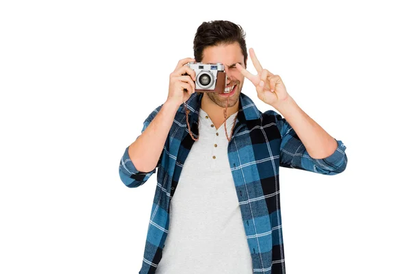 Homem fotografando com câmera — Fotografia de Stock
