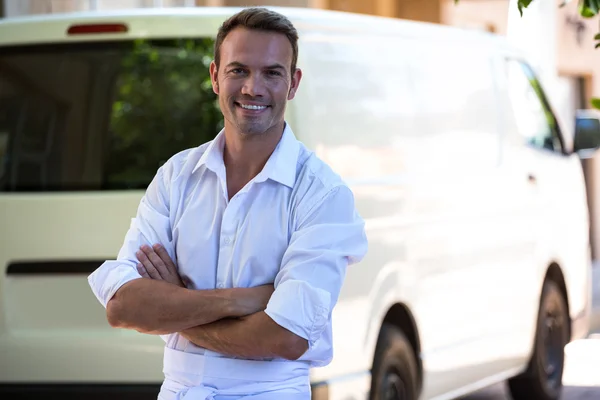 Delivery man in front of van — Stock Photo, Image