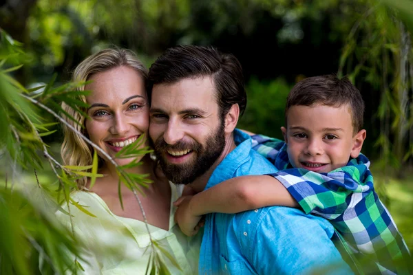 Man die zoon permanent door vrouw — Stockfoto