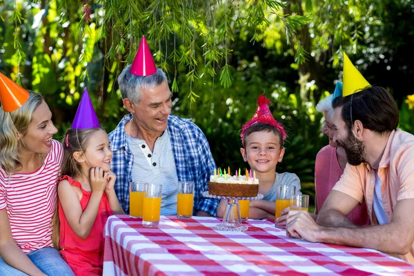 Familjen tittar på födelsedagsbarnet — Stockfoto