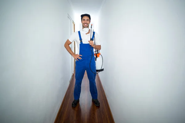 Travailleur des pesticides debout dans le couloir — Photo