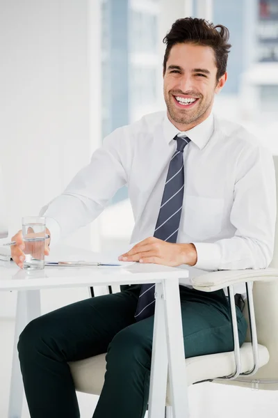 Affärsman sittande på ordförande — Stockfoto