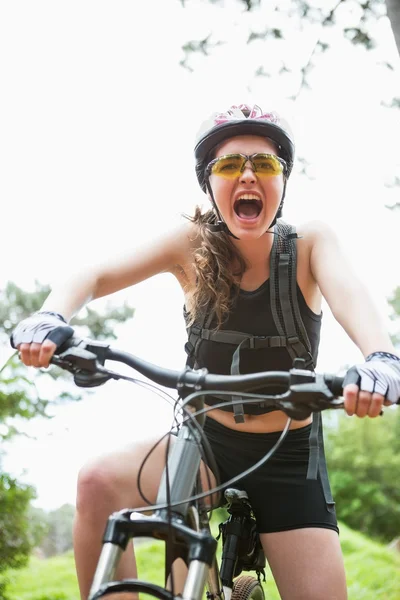 Donna gridando durante il ciclismo — Foto Stock