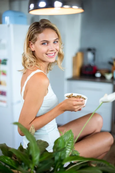 G kvinna äter frukost i köket — Stockfoto