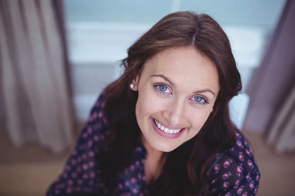 Bella donna sorridente alla macchina fotografica — Foto Stock