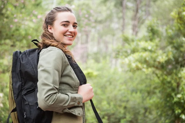 Femme souriante avec sac à dos — Photo