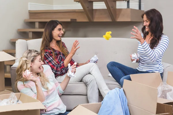 Friends throwing packing peanuts — Stock Photo, Image