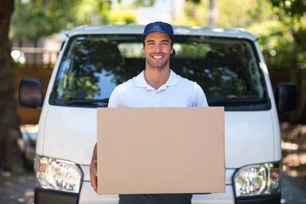 Entrega persona sosteniendo caja de cartón — Foto de Stock