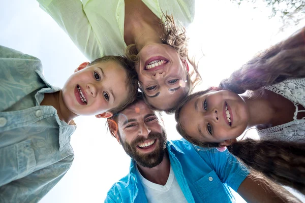 Família formando aconchego contra o céu — Fotografia de Stock