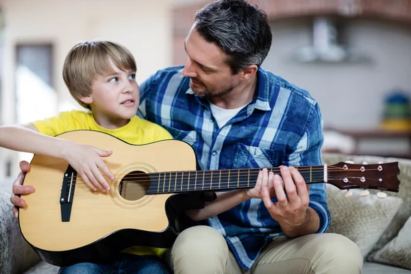 Vater und Sohn spielen Gitarre — Stockfoto