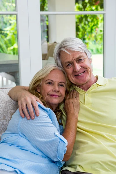 Seniorenpaar sitzt zu Hause auf Sofa — Stockfoto