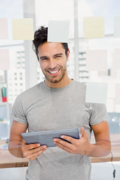 Hombre sosteniendo la tableta y notas adhesivas —  Fotos de Stock