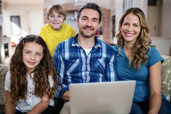 Parents et enfants utilisant un ordinateur portable — Photo