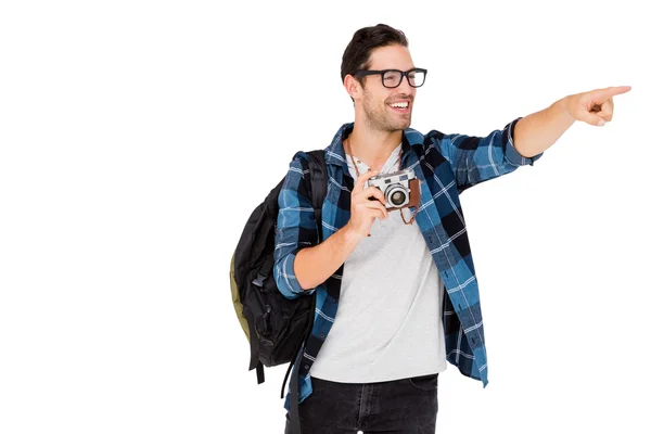 Man met rugzak en bedrijf camera — Stockfoto