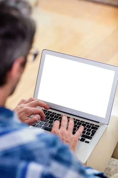 Homem usando laptop na sala de estar — Fotografia de Stock