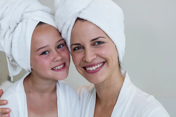 Mor och dotter i badrockar — Stockfoto