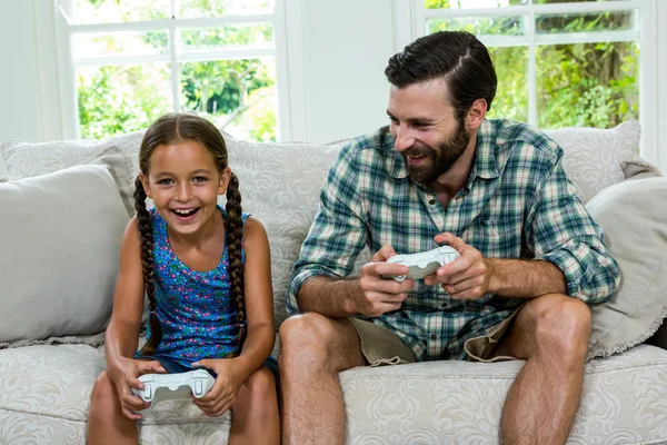 Pappa titta på dotter medan du spelar spelet — Stockfoto