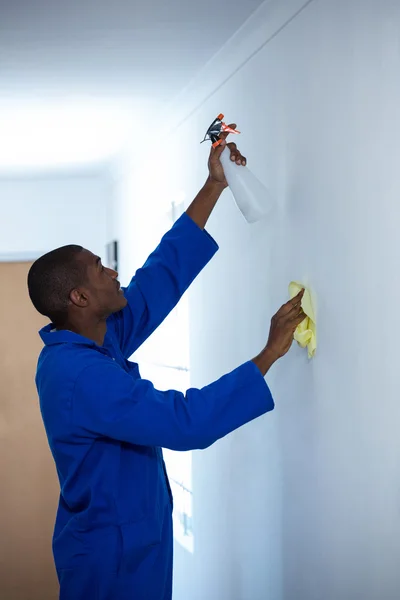 Handyman pulverizando inseticida na parede — Fotografia de Stock