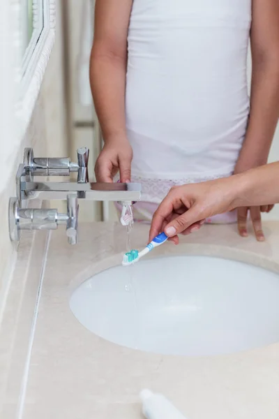 Madre e hija lavando cepillos de dientes — Foto de Stock