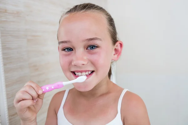 Menina escovando dentes no banheiro — Fotografia de Stock