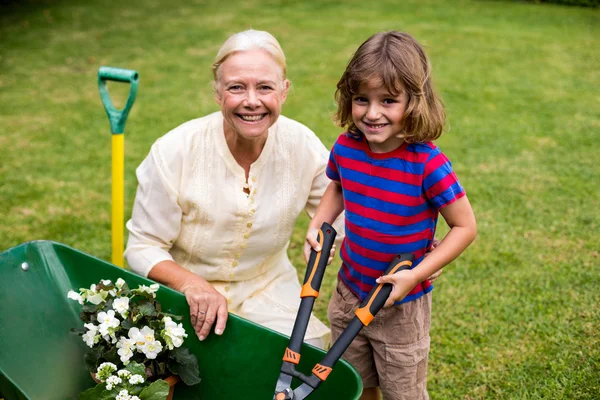 Jongen met oma houdt van schaar — Stockfoto