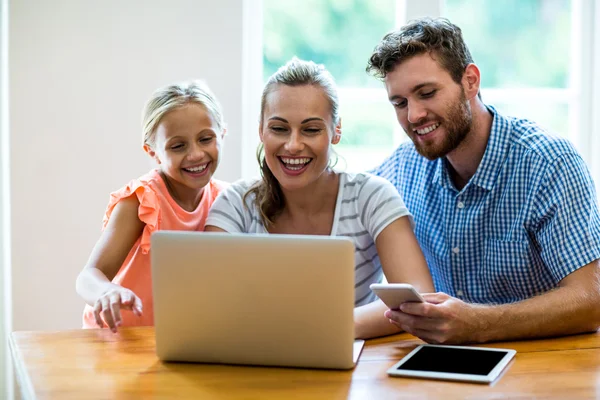 Mamma med dotter och far med laptop — Stockfoto