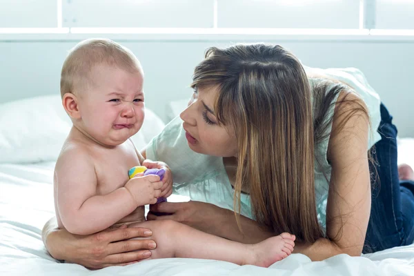 Frau mit weinendem Sohn im Bett — Stockfoto