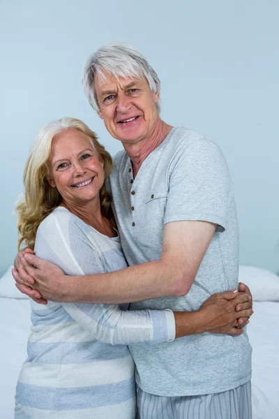 Couple sénior étreignant dans la chambre — Photo