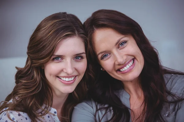 Schöne Frauen, die in die Kamera lächeln — Stockfoto