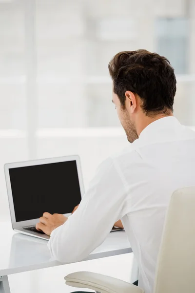 Zakenman werkt aan laptop — Stockfoto