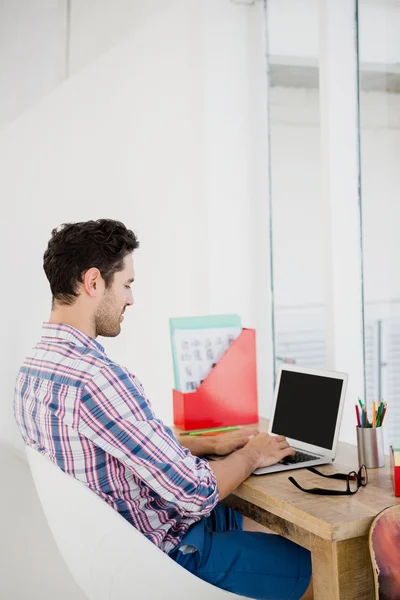 Joven trabajando en el escritorio — Foto de Stock