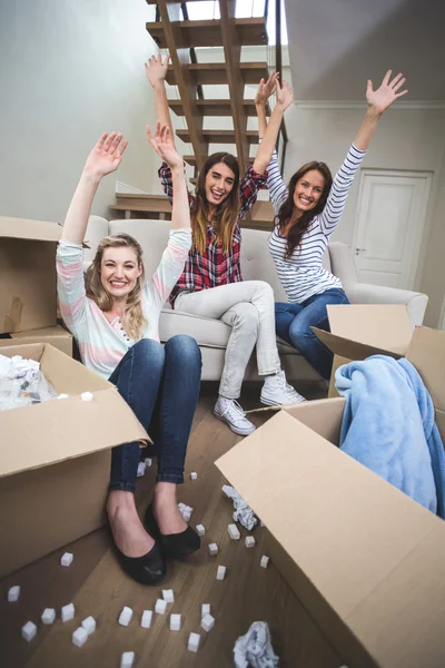 Amigos sentados en casa nueva — Foto de Stock