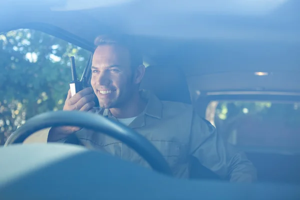 Motorista de entrega falando em walkie-talkie — Fotografia de Stock