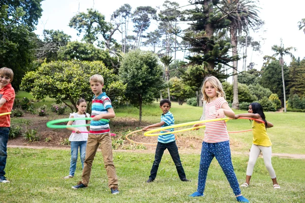 Niños jugando con Hula Hoops — Foto de Stock