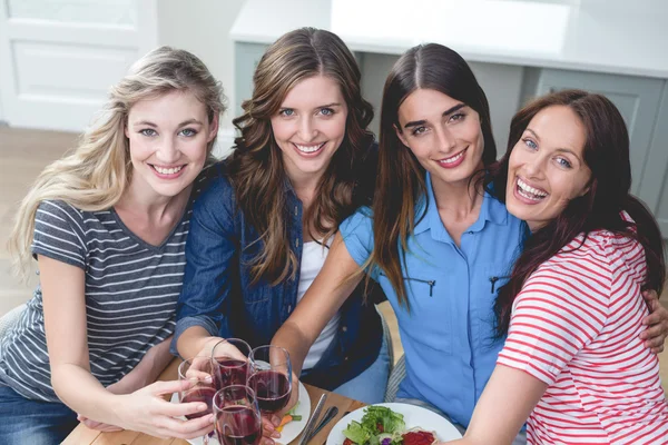 Amigos segurando copos de vinho tinto — Fotografia de Stock