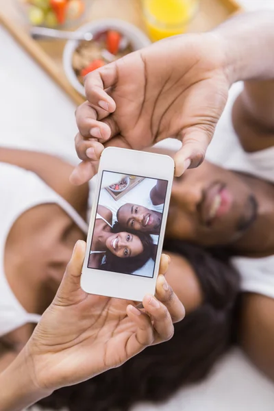 Jovem casal tirando uma selfie — Fotografia de Stock