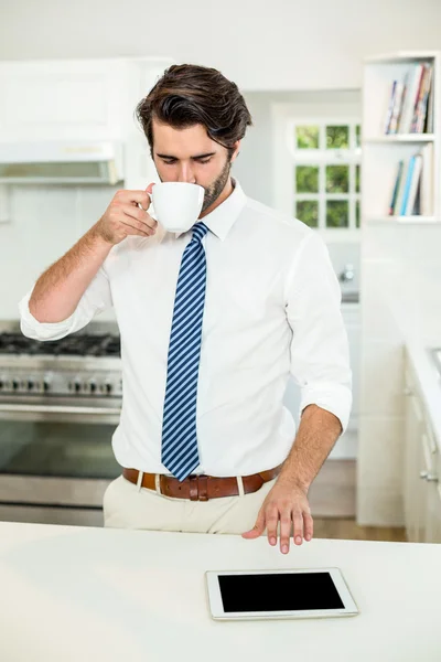 Biznesmen pijący kawę — Zdjęcie stockowe