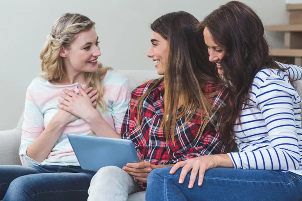 Znajomych za pomocą cyfrowego tabletu — Zdjęcie stockowe