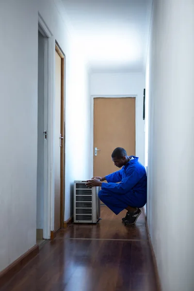 Handyman testing air conditioner — Stock Photo, Image