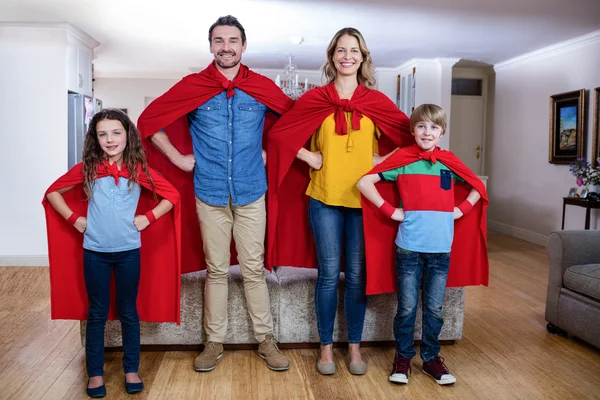 슈퍼 영웅 행 세 하는 가족 — 스톡 사진