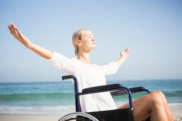 Женщина в инвалидном кресле расслабляется — стоковое фото