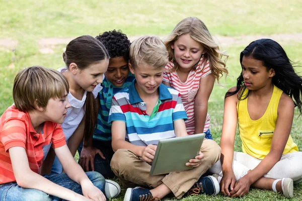 Barn som använder digital tablet — Stockfoto