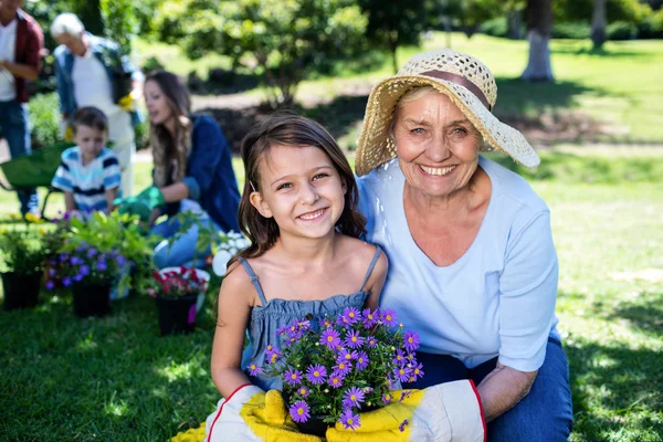 Бабушка и внучка держат цветочный горшок — стоковое фото