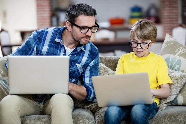 Pai e filho usando laptop — Fotografia de Stock