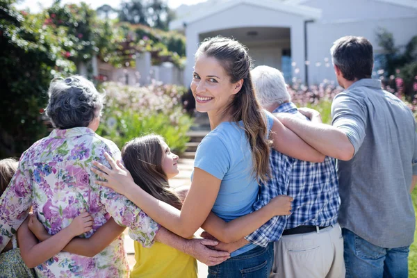 Familie geht auf Gartenweg — Stockfoto