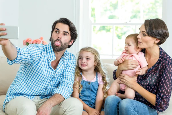 Familia haciendo caras en el sofá —  Fotos de Stock