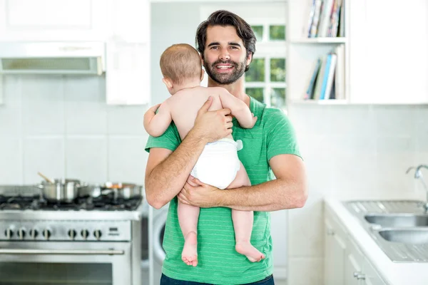 Pai carregando filho na cozinha — Fotografia de Stock