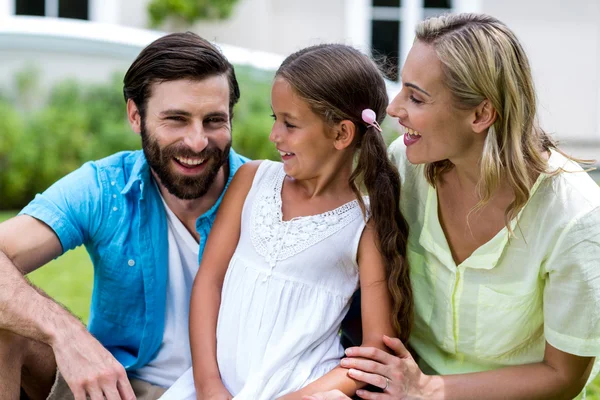 Mutter und Tochter schauen Vater an — Stockfoto